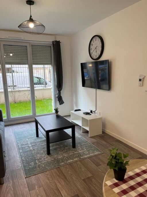 Appartement F2 de haut standing en hypercentre avec jardin privé à 270 m de la Gare de MANTES ! Esterno foto